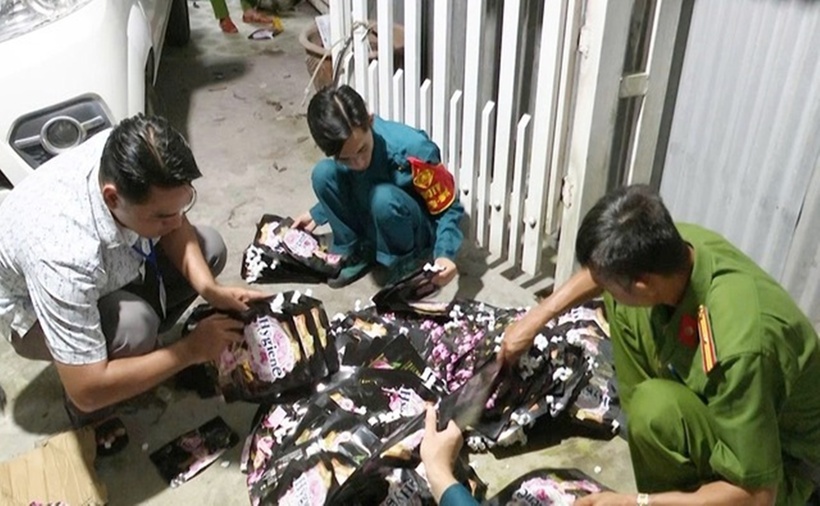 Lực lượng chức năng kiểm tra, phát hiện số lượng lớn nguyên liệu, dụng cụ dùng để làm nước xả quần áo. (Ảnh: Công an tỉnh An Giang)