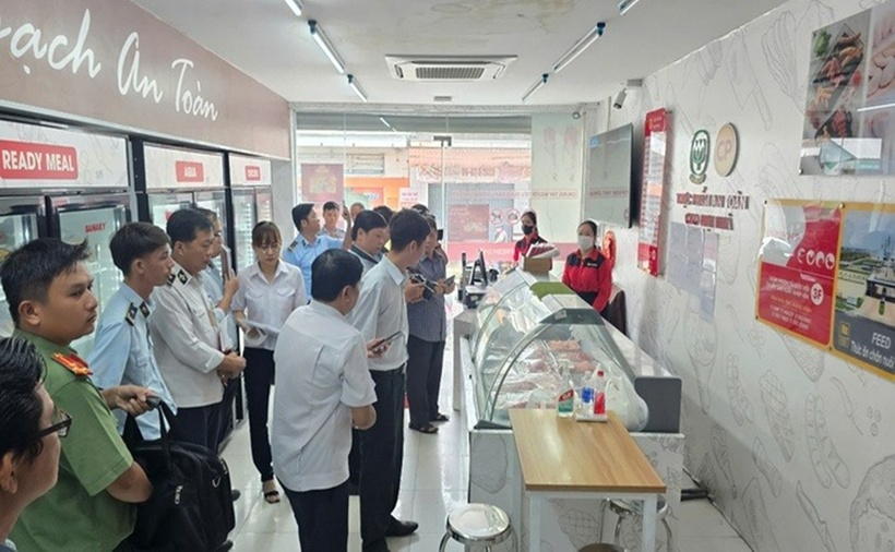 Lực lượng liên ngành của tỉnh Sóc Trăng kiểm tra cửa hàng của C.P. Việt Nam tại huyện Mỹ Xuyên vào ngày 30/5. (Ảnh: Người lao động)