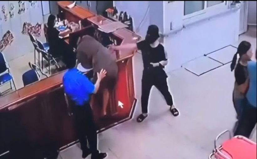 Hình ảnh người đàn ông hành hung nhân viên y tế.