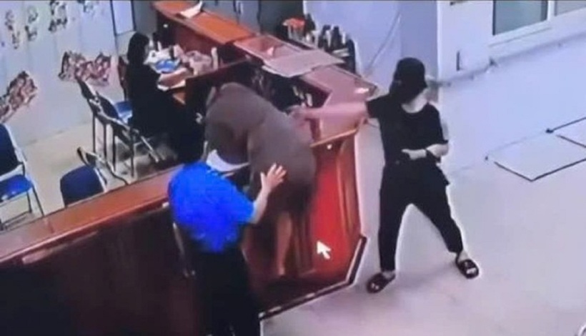 Hình ảnh nhân viên N.T.A. bị hành hung tại bệnh viện. Ảnh: Người lao động