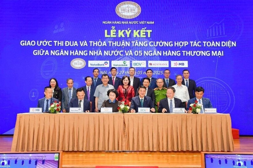 Đại diện Ngân hàng Nhà nước ký kết thỏa thuận hợp tác toàn diện với 5 Ngân hàng thương mại (Tổng Giám đốc Agribank hàng đầu, ngoài cùng bên phải), trong đó có nội dung hợp tác xây dựng hạ tầng công nghệ - dữ liệu số tiên tiến, hiện đại