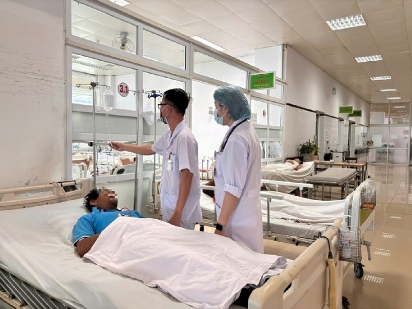 Bệnh nhân nhập viện khẩn cấp sau khi ăn lẩu. Ảnh: Báo Người lao động.