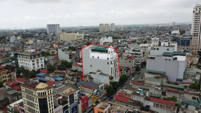 Tuyến đường Lê Hoàn được xem là tuyến phố đắt đỏ nhất tại Thanh Hóa, bởi con đường này là nơi tập trung nhiều cửa hàng buôn bán vàng bạc, hàng hóa, nổi tiếng sầm uất.