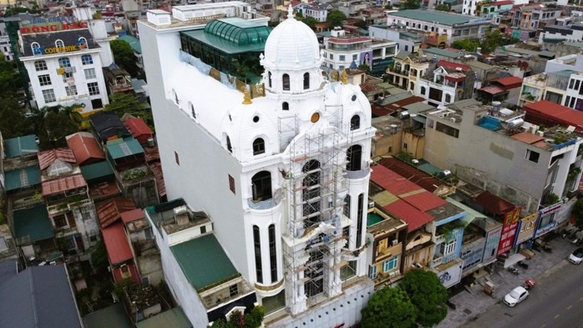 Toàn bộ căn nhà được sơn một màu trắng sứ, trông rất sang trọng giữa những căn nhà xung quanh.