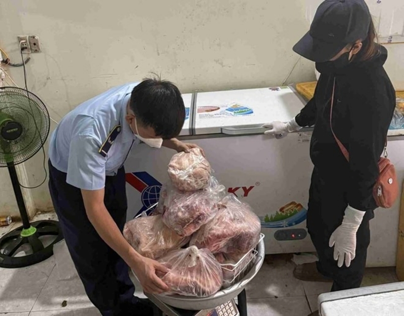 Gần 400kg thịt heo không rõ nguồn gốc, xuất xứ đã bị tiêu hủy bằng hình thức chôn lấp. Ảnh: Lao Động
