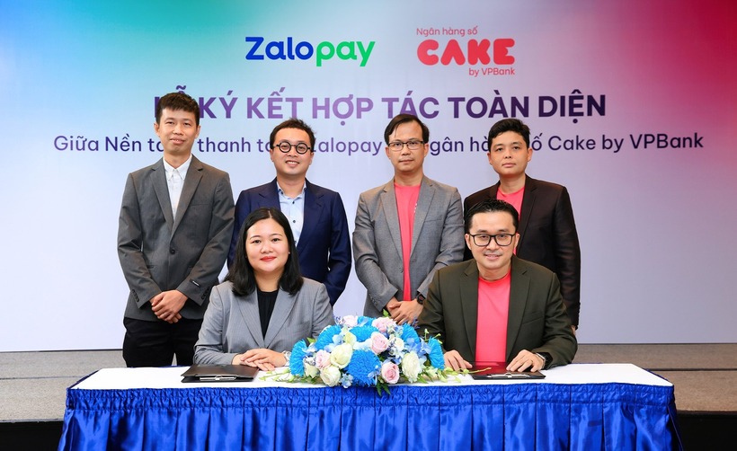 Bà Lê Lan Chi – Tổng Giám đốc Zalopay, và ông Nguyễn Hữu Quang – Tổng Giám đốc Ngân hàng số Cake by VPBank ký kết thỏa thuận hợp tác toàn diện, tích hợp loạt sản phẩm tài chính số trên nền tảng Zalopay.