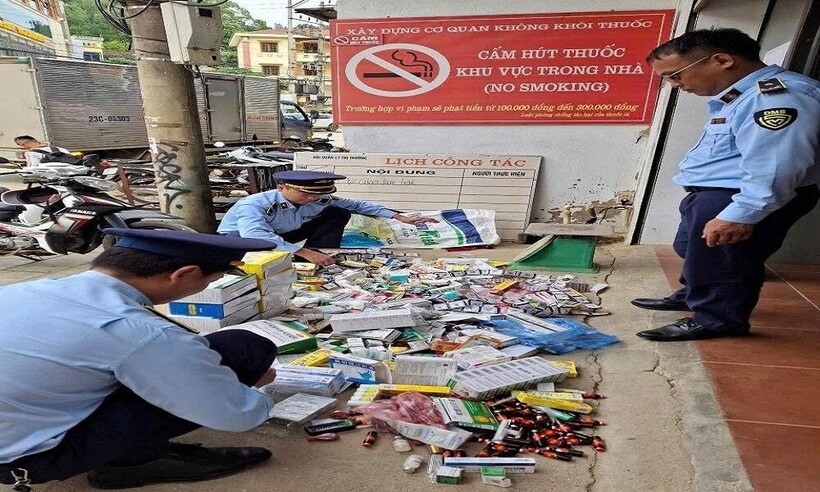 Qua công tác kiểm tra, kiểm soát phát hiện các sạp hàng đang bày bán kèm đồ gia dụng, hàng tiêu dùng lẫn các mặt hàng là thuốc tân dược do nước ngoài sản xuất, không rõ nguồn gốc xuất xứ.
