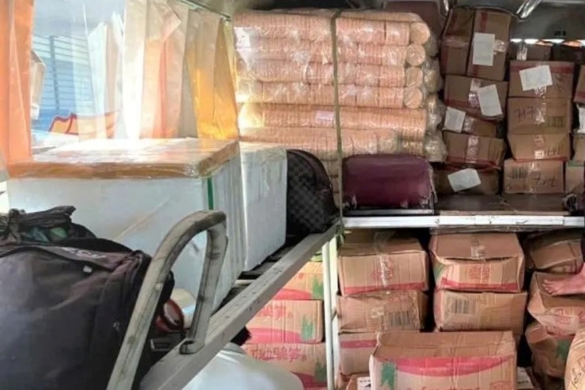 186 thùng hàng chứa tổng cộng 111.600 gói măng tẩm ướp gia vị được phát hiện trên xe khách. Ảnh: Pháp Luật TP.HCM