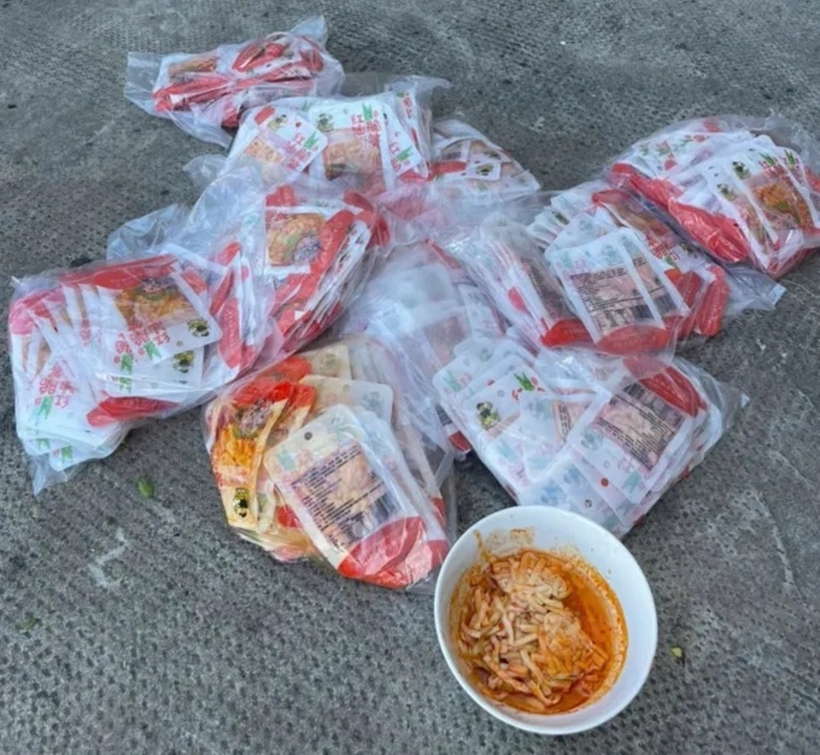Toàn bộ số hàng hóa trên đều có bao bì in hoa văn và chữ nước ngoài. Ảnh: Sài Gòn Giải Phóng