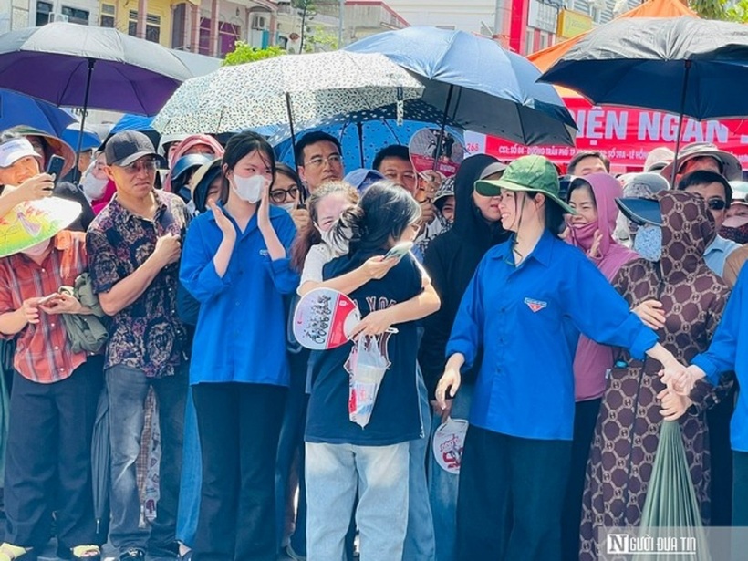 Thí sinh Thanh Bình là thí sinh ra đầu tiên ở điểm thi trường THPT Huỳnh Thúc Kháng.