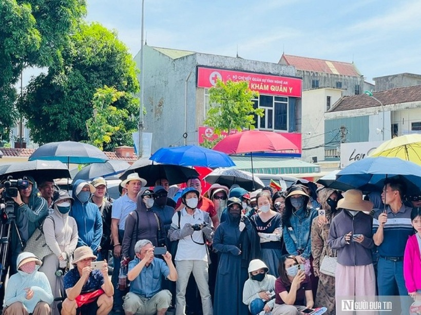 Các phụ huynh tỏ ra lo lắng khi các thí sinh vào thi.