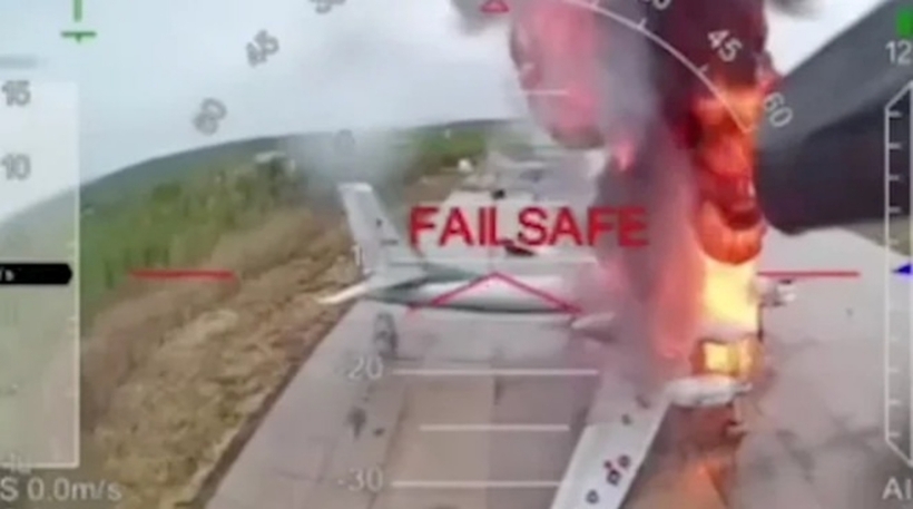 UAV Ukraine tấn công máy bay ở sân bay quân sự của Nga. Ảnh: SBU