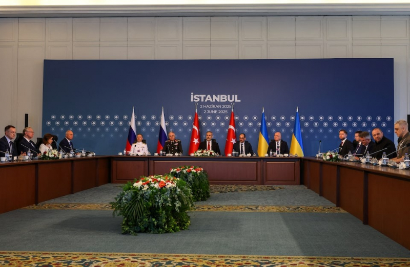 Các bên tham gia đàm phán tại Istanbul. Ảnh: Reuters
