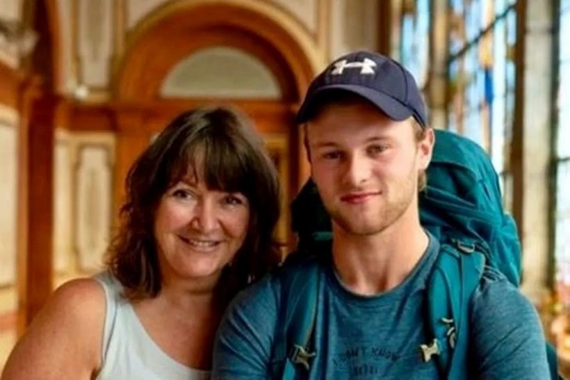 Sam Gardiner và mẹ khi tham gia "Race Across The World" của BBC vào năm 2019. Ảnh: Manchester Evening News