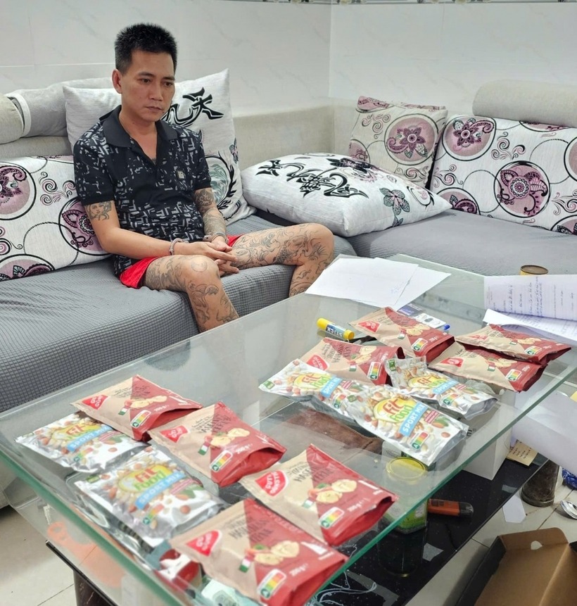 Đối tượng Châu Vĩnh Phú và tang vật trong vụ án. Ảnh: VOV