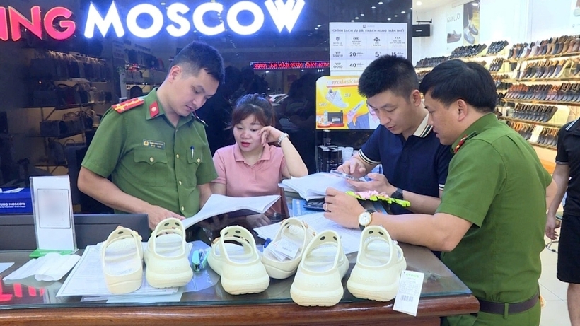 Lực lượng chức năng kiểm tra ở cửa hàng Tùng Moscow. Ảnh: VOV
