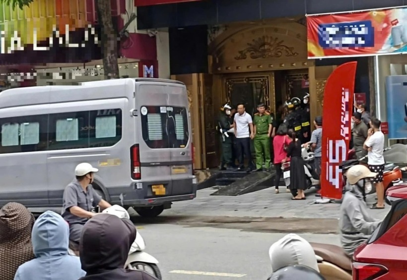 Công an khám xét nhà riêng của Tuấn "Thần Đèn" ở đường Lê Hoàn, thành phố Thanh Hóa, ngày 26/5. (Ảnh: VnExpress)