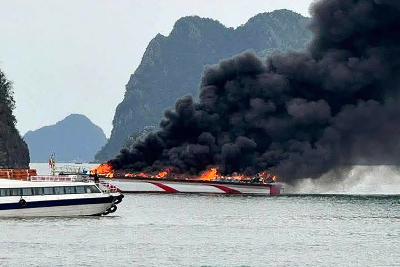 Hỏa hoạn vẫn chưa được dập tắt toàn, ngành chức năng gặp khó khăn khi tiếp cận. Ảnh: VietNamNet.