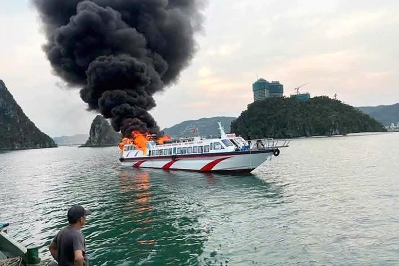 Khói đen bốc lên nghi ngút. Ảnh: VietNamNet.