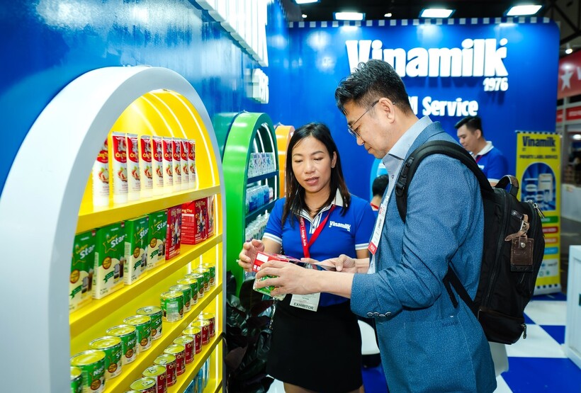 Nhiều khách hàng tìm hiểu về các sản phẩm đổi mới của Vinamilk với bước đột phá về dinh dưỡng, công nghệ và hương vị