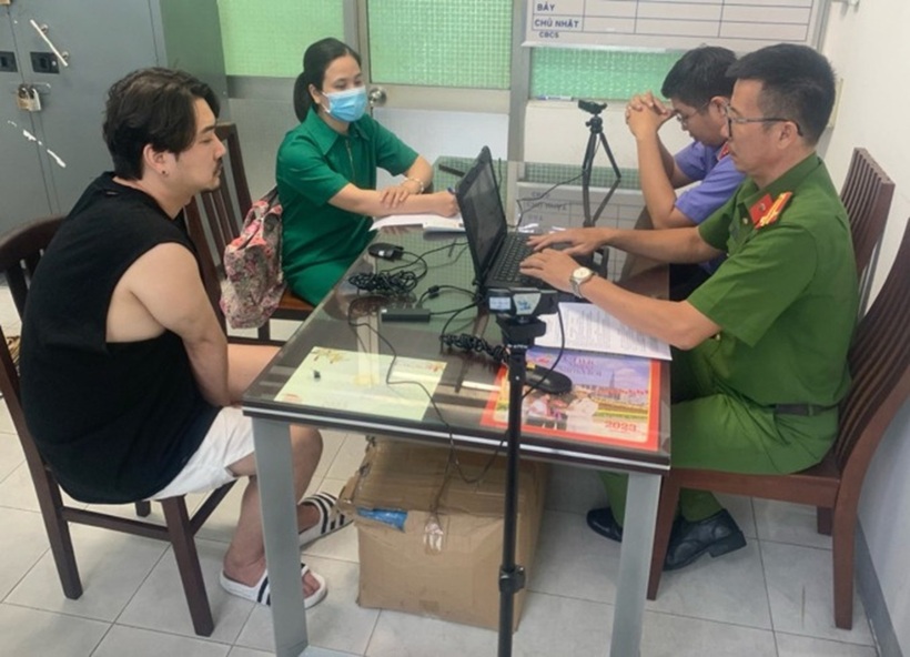 Công an làm việc với chủ nhà hàng Hyeon Seung Jun. Ảnh: VnExpress