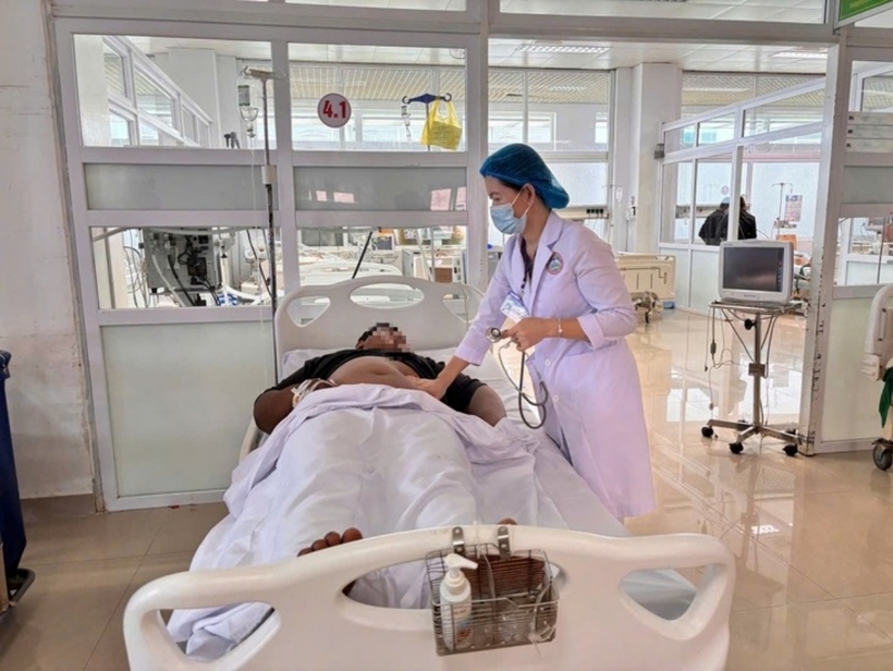 Một người bệnh có biểu hiện ngộ độc sau khi ăn lẩu có nấm hái trong rẫy, đang được điểu trị tại Bệnh viện Đa khoa vùng Tây Nguyên. Ảnh: Tuổi Trẻ Online