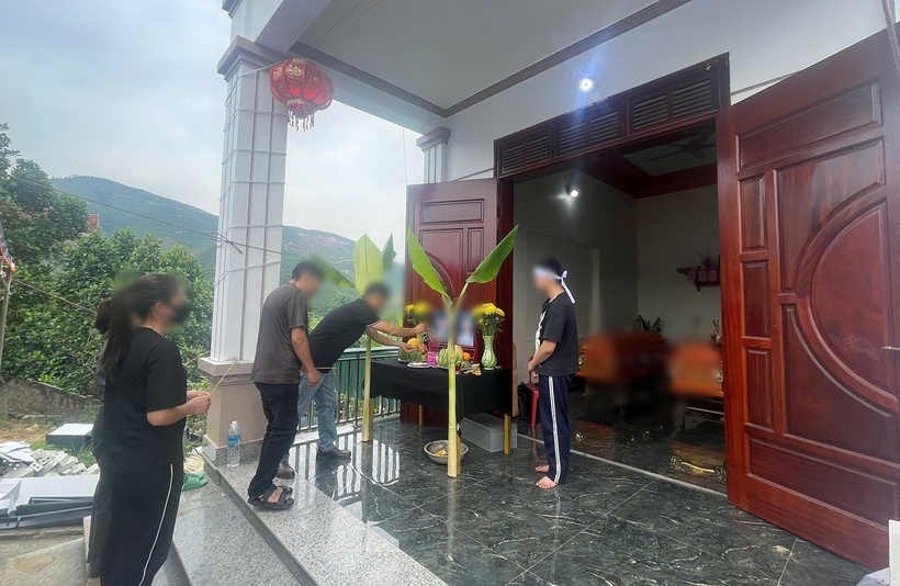 Cảnh tang thương bao trùm ngôi nhà của anh T.V.H. (Ảnh: VietnamNet)
