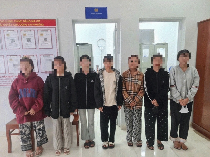 Nhóm thiếu nữ tại cơ quan công an. Ảnh: VOV.