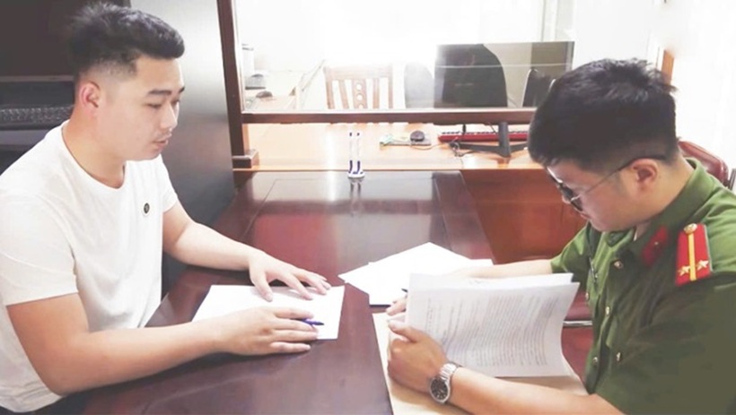 T.T.A (góc trái) làm việc với cảnh sát. Ảnh: Công an cung cấp