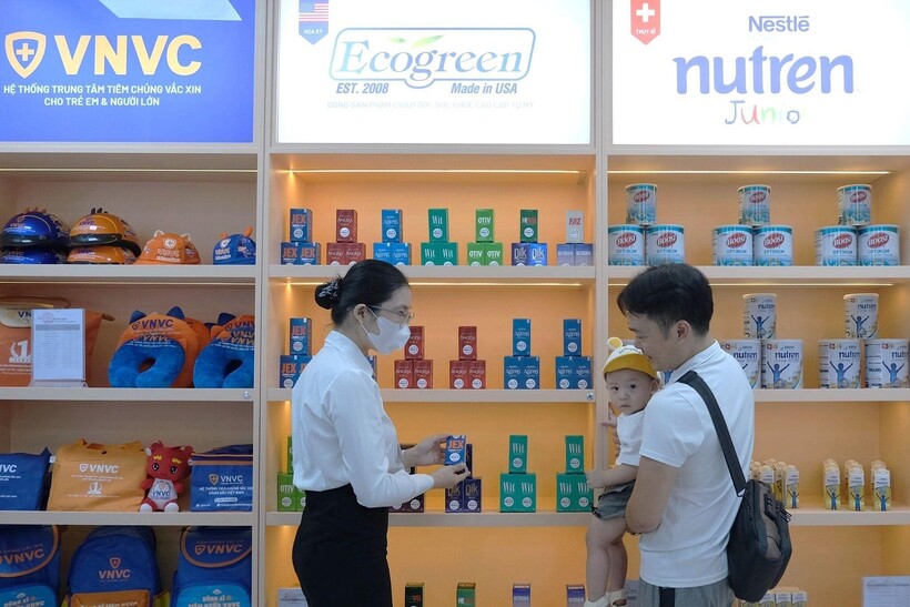 Tại VNVC SHOP, khách hàng được tư vấn đầy đủ các thông tin khoa học trước, trong và sau quá trình sử dụng các sản phẩm. Ảnh: Mộc Thảo