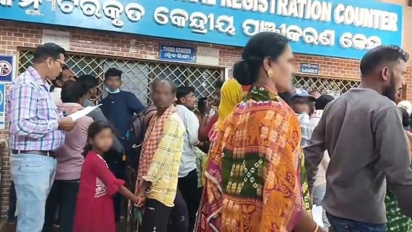 Người thân của các bệnh nhân tụ tập tại bệnh viện. Ảnh: NDTV