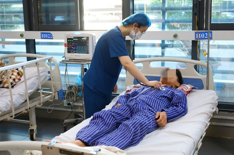 Bác sĩ thăm khám cho bệnh nhân bị ngộ độc nấm. Ảnh: BVCC.
