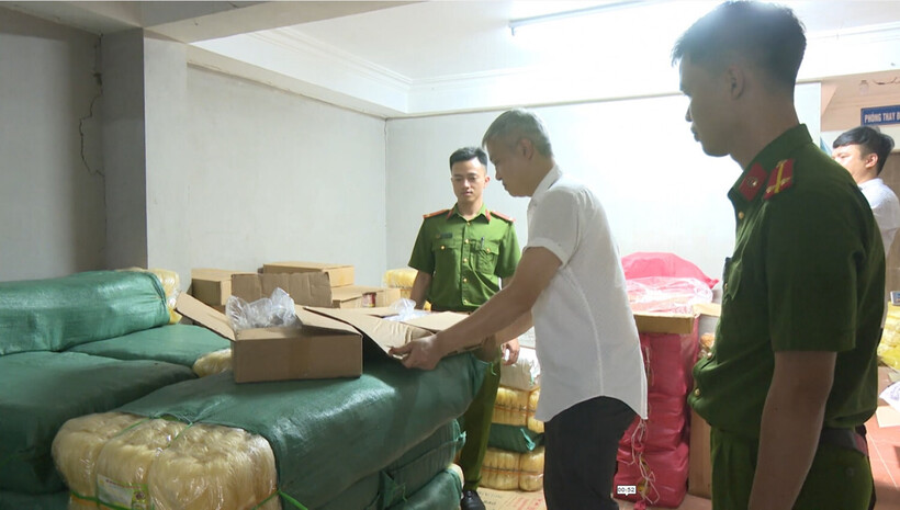 Lực lượng chức năng phát hiện hơn 2 tấn thực phẩm nông lạnh không rõ nguồn gốc, xuất xứ.