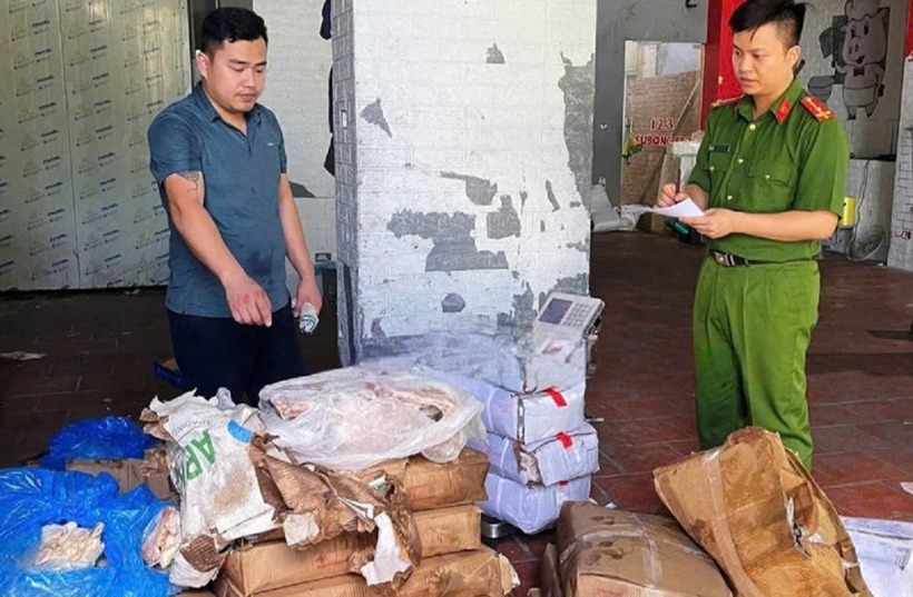Lực lượng chức năng phát hiện gần 100kg thịt gà, thịt vai lợn đông lạnh, không có hóa đơn. Ảnh: VOV