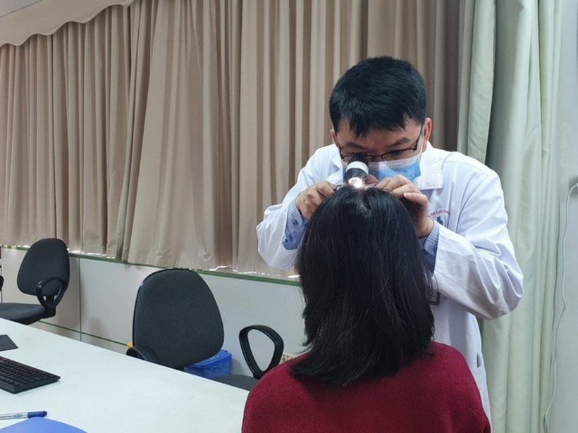 Bác sĩ thăm khám cho bệnh nhân. Ảnh: Sức khỏe & Đời sống.