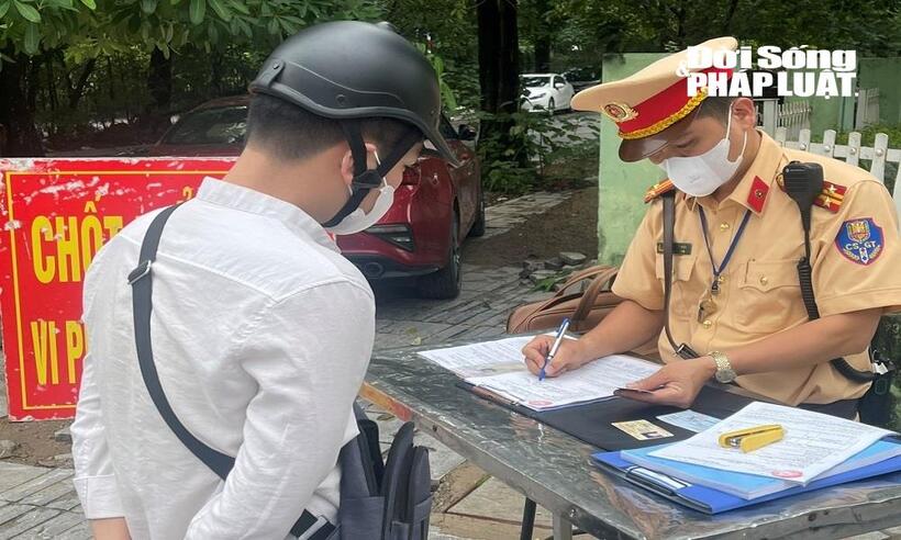 Lực lượng CSGT đội 7 đang xử lý lập biên bản người vi phạm.