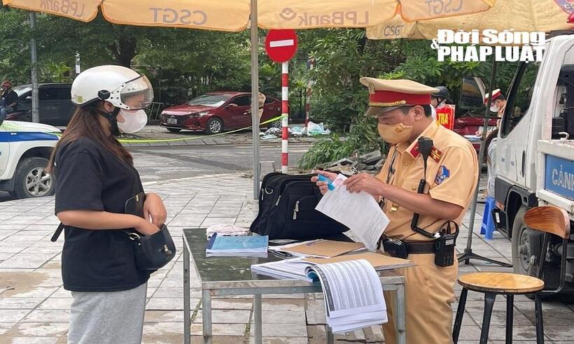 Một trường hợp khác cũng đang được lập biên bản xử lý vi phạm tại chốt làm việc.