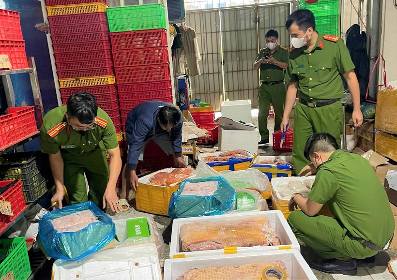 Phòng Cảnh sát kinh tế phát hiện 18 cơ sở kinh doanh thực phẩm đông lạnh vi phạm quy định về nguồn gốc, an toàn vệ sinh thực phẩm. Ảnh: Báo Lâm Đồng.
