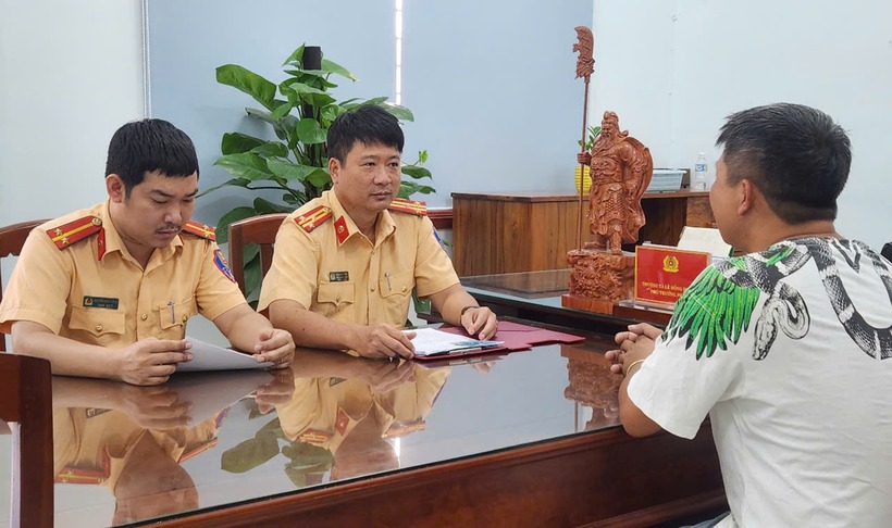 CSGT phát hiện nhiều trường hợp “thế thân” đi nộp phạt vi phạm giao thông. Ảnh: Báo Tuổi trẻ.