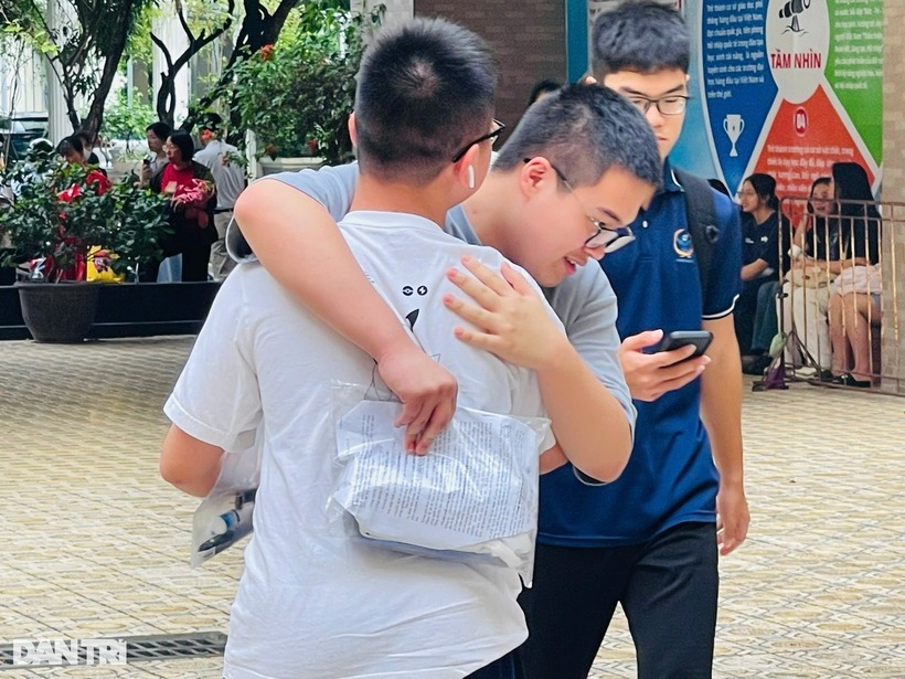 Thí sinh trao nhau những cái ôm động viên trước giờ bước vào phòng thi. Ảnh: Mỹ Hà
