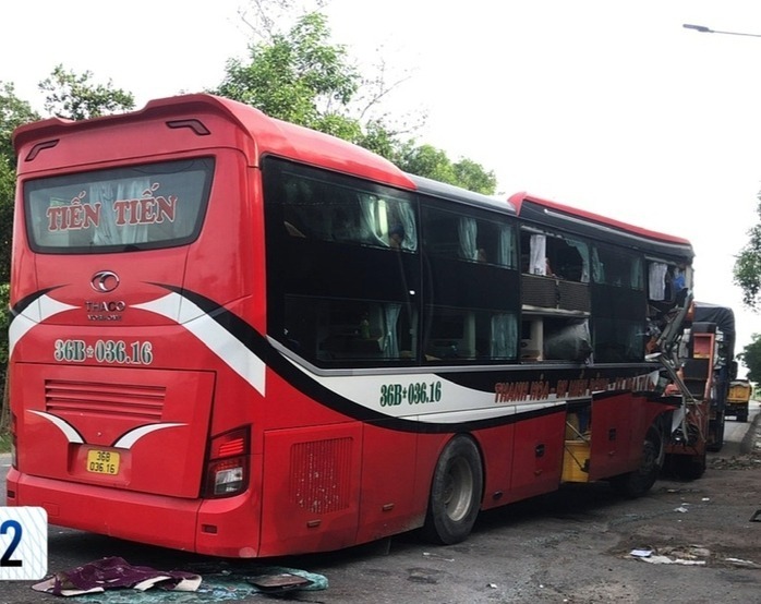 Lực lượng chức năng TP.Huế đã có mặt để phân luồng giao thông, bảo vệ hiện trường và điều tra nguyên nhân tai nạn. Kết quả kiểm tra cho thấy tài xế xe tải âm tính với ma túy và không có nồng độ cồn.