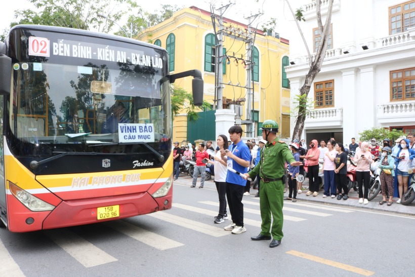 Theo An ninh Hải Phòng, trong sáng nay, thời tiết dịu mát, không có nắng gắt, tạo tâm lý thoải mái cho thí sinh; cũng như góp phần “hạ nhiệt” ngày thi cuối cùng.