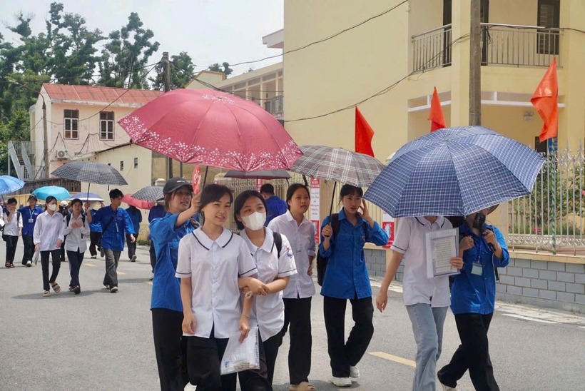 Kết thúc buổi thi, phần lớn thí sinh rời hội đồng thi với tâm trạng phấn khởi, tự tin khi đã vận dụng hiệu quả kiến thức và kỹ năng để hoàn thành các bài thi Ngữ văn, Ngoại ngữ, Toán. Nhiều phụ huynh bày tỏ sự yên tâm, nhẹ nhõm khi con em mình đã tham gia kỳ thi trong điều kiện an toàn, bảo đảm sức khỏe và giữ được tinh thần ổn định, tích cực.