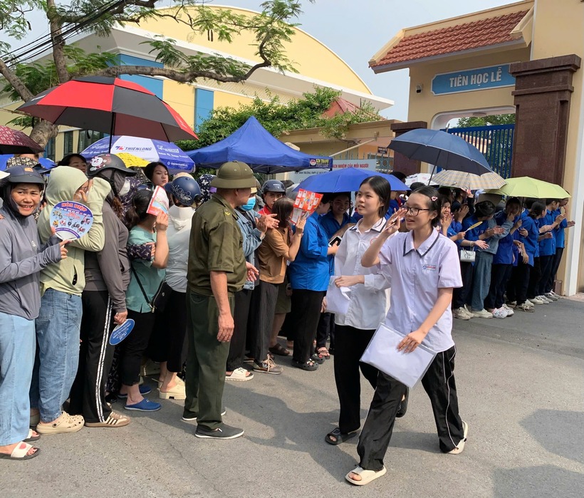 Báo Sức khỏe và Đời sống cho biết, năm nay, công tác phân luồng giao thông, hạn chế xe ô tô di chuyển qua các điểm thi vào thời gian đến điểm thi và chuẩn bị kết thúc bài thi được các địa phương làm rất tốt.