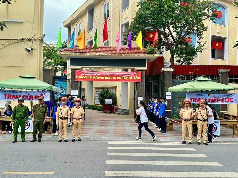 Riêng trong sáng 3/6 môn thi đầu tiên, có 3 thí sinh đến nhầm điểm thi được CSGT hỗ trợ đưa đến kịp thi.