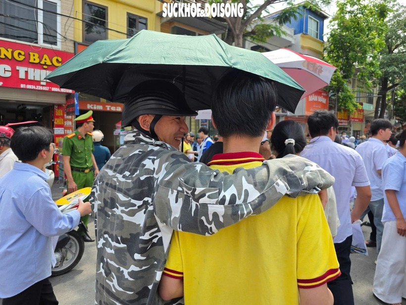 Tại một số điểm thi, các thí sinh làm bài tốt và đánh giá đề thi vừa sức, đều nằm trong kiến thức được học, ôn luyện. Với đề này, phần lớn các thí sinh tự tin đạt điểm 9, 10 không quá khó.
