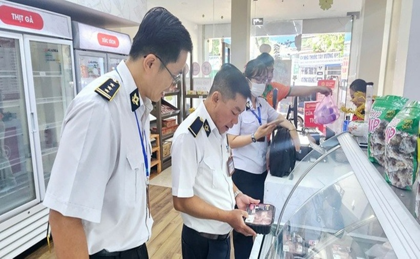 Đoàn kiểm tra tiến hành kiểm tra sản phẩm thịt heo tại cửa hàng thực phẩm C.P. ở TP.Dĩ An, tỉnh Bình Dương. (Ảnh: Người lao động)