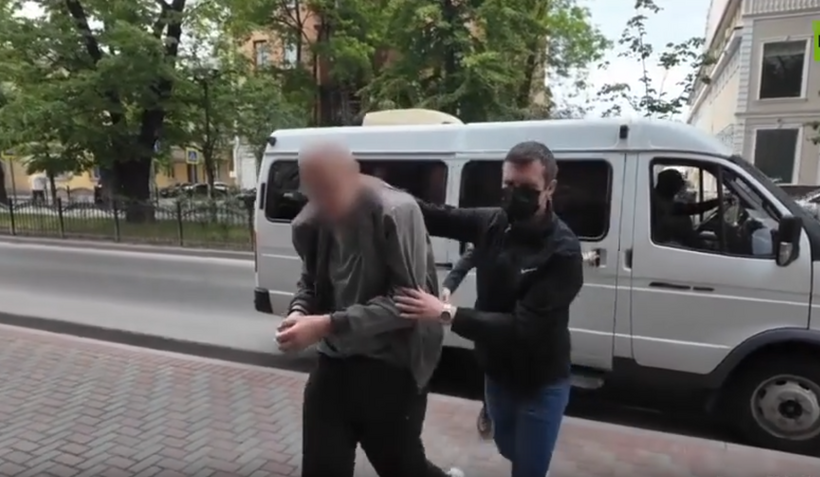 Nghi phạm giúp Ukraine đánh bom cầu Crimea bị bắt (Ảnh cắt từ video FSB/RT).