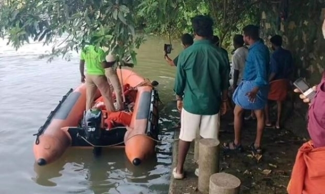 Đội cứu hộ tìm kiếm thi thể nạn nhân. Ảnh: India Today
