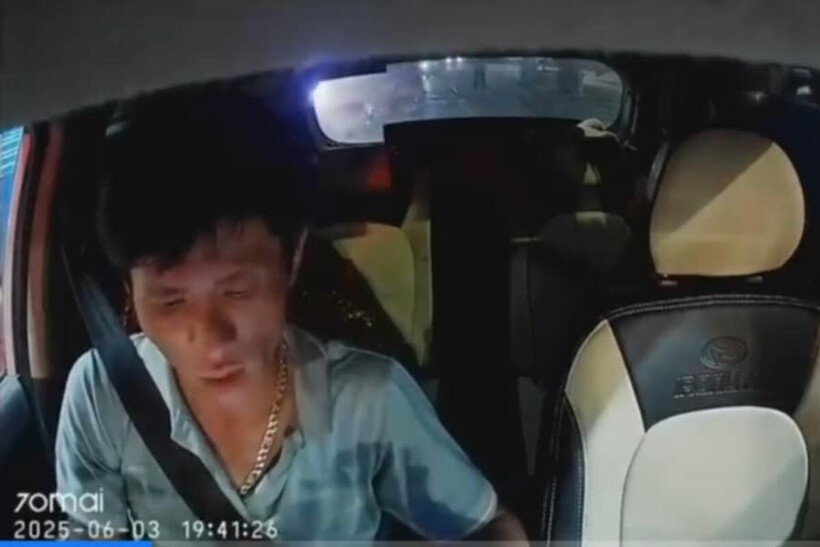 Một tài xế đã bị nhân viên trạm thu phí mắng chửi và tát vào mặt, vì tài khoản thu phí tự động không đủ để qua trạm. Ảnh cắt từ clip